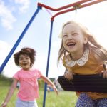 El juego activo fomenta el desarrollo de niños pequeños