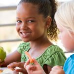 تناول الطعام الصحي= أطفال أصحاء